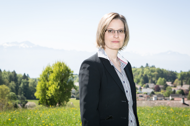 Portrait de la future commandante dans un décor de campagne et nature.