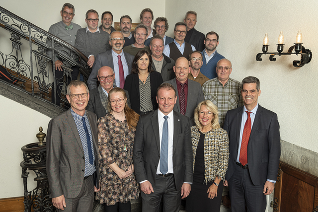 Les personnages posent dans l'escalier de l'Hôtel de Ville de Vevey.