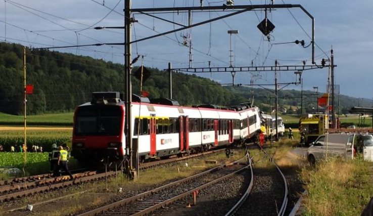 Les trains sortis de leurs voies. Deux voitures téléscopées.