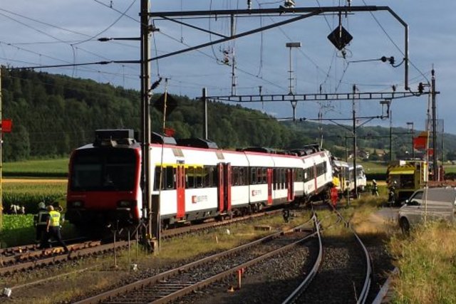 Les trains sortis de leurs voies. Deux wagons téléscopés.