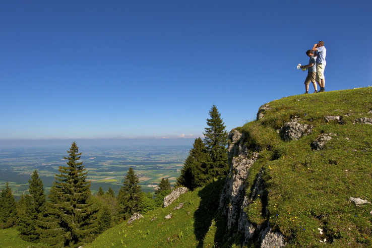 deux touristes sur une des crêtes du Jura avec la plaine à leurs pieds