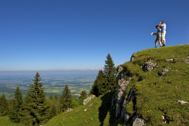 deux touristes sur une des crêtes du Jura avec la plaine à leurs pieds