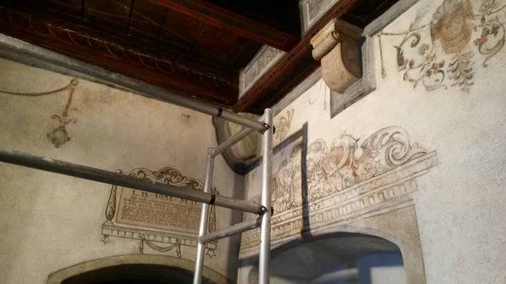 © Morgane Fuzeau / SIPaL-MS Photographie de détail d'un décor peint en cours de restauration