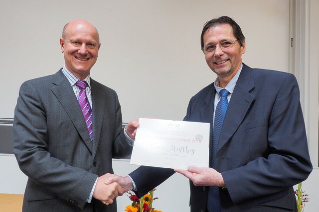 Monsieur Alain Matthey recevant le prix du meilleur enseignant 2018 de la part du Professeur Olivier Martin, directeur de la section de microtechnique