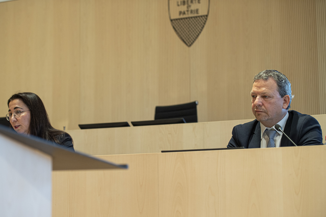 Les deux personnes sont installées à leurs pupitres dans la salle du Grand Conseil vaudois