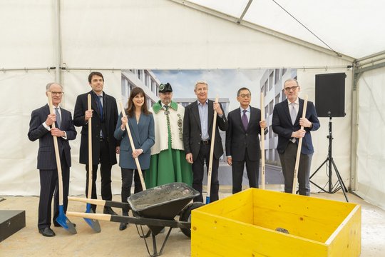 La conseillère d'Etat Rebecca Ruiz aux côtés des représentants nationaux et internationaux du Ludwig Institute, MM. McDermott, Herman, Demartines, Van Dang et Coukos