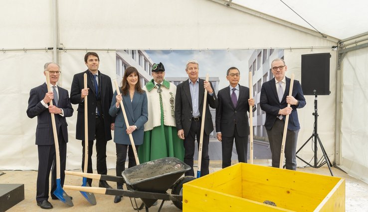 La conseillère d'Etat Rebecca Ruiz aux côtés des représentants nationaux et internationaux du Ludwig Institute, MM. McDermott, Herman, Demartines, Van Dang et Coukos