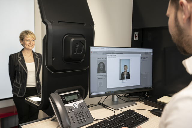 La conseillère d'Etat pause dans l'une des cabines qui sert aux photos d'identité.