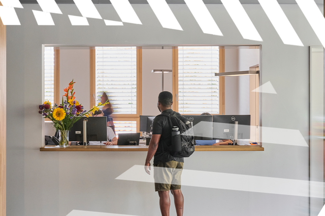 Personne attendant au guichet