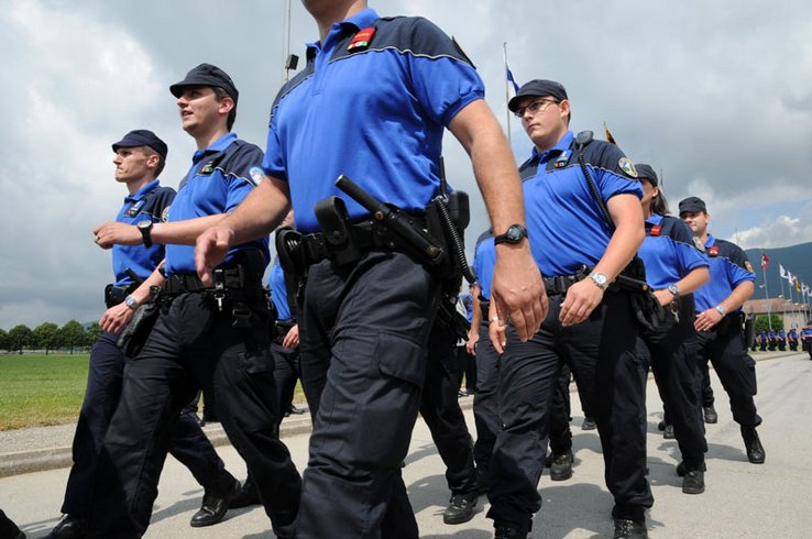 policiers en uniforme, marchant
