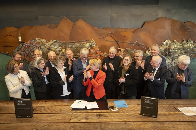 Etat de Vaud photo de la signature entre Isabelle Moret et les représentants des communes