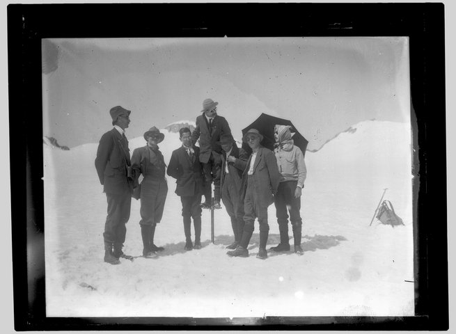 Un groupe de glaciologues sur le glacier du Rhône, en 1918
