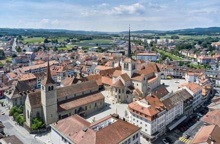 Payerne, vue aérienne sur l’Abbatiale et l’église paroissiale (Abbatiale de Payerne, Photo Rémy Gindroz).