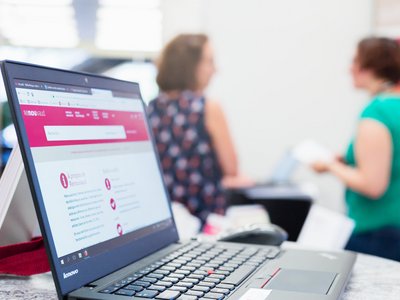 Image illustrant un ordinateur avec une page internet ouverte sur Renouvaud