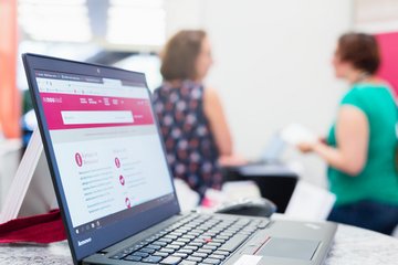 Image illustrant un ordinateur avec une page internet ouverte sur Renouvaud