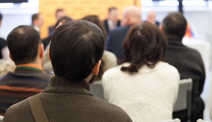 image prétexte: public d'adultes vu de dos (formation).