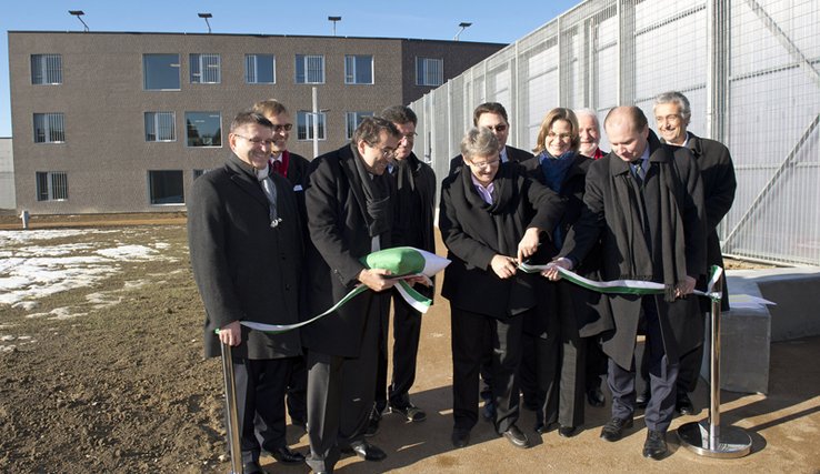 Groupe inaugurant l'établissement de détention pour mineurs à Palézieux.