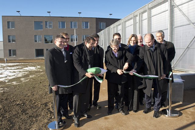 Groupe inaugurant l'établissement de détention pour mineurs à Palézieux.