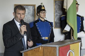 le procureur général en gros plan. derrière, une huissière en tenue