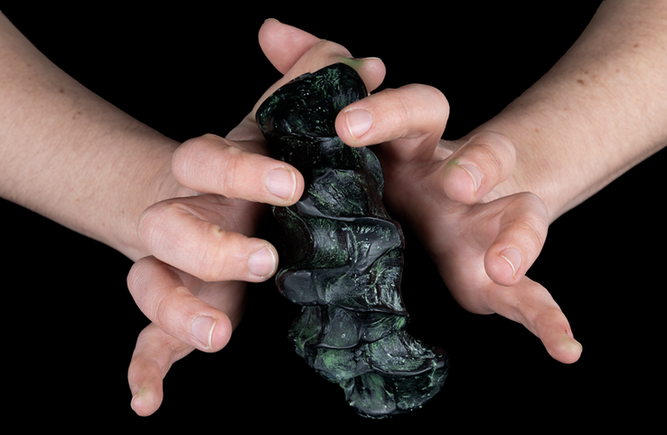 Photographie du «Disque d’obsidienne galactique fertile» de Noémie Sauve (2022) par Katrin Backes