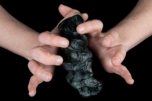 Photographie du «Disque d’obsidienne galactique fertile» de Noémie Sauve (2022) par Katrin Backes