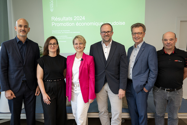 Les personnes posent autour de la conseillère d'Etat.