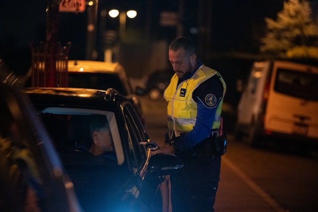 Contrôle de circulation de nuit avec éthylotest de la Police c