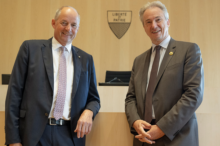 Le président élu et le président sortant posent dans la salle du Grand Conseil