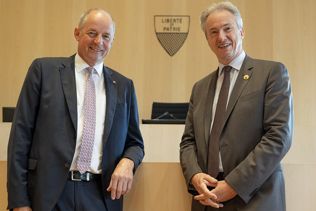 Le président élu et le président sortant posent dans la salle du Grand Conseil