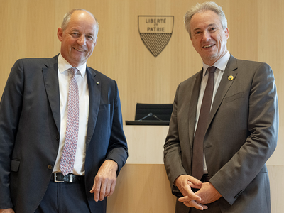 Le président élu et le président sortant posent dans la salle du Grand Conseil