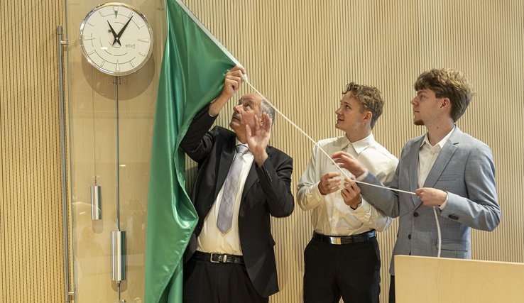 Le voile qui couvre l'horloge est retiré