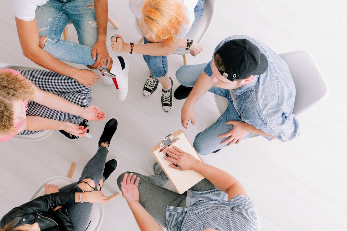 Teenagers sitting in the circle Adolescent·e·s en cercle