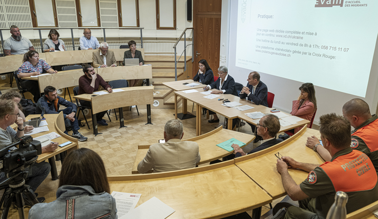 En conférence de presse, les membres du Conseil d'Etat sont insallés dans un petit amphithéâtre en présence de journalistes et de membres de la Protection civile.