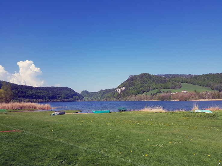 Vue du lac Brenet avec la Dent de Vaulion au fond.