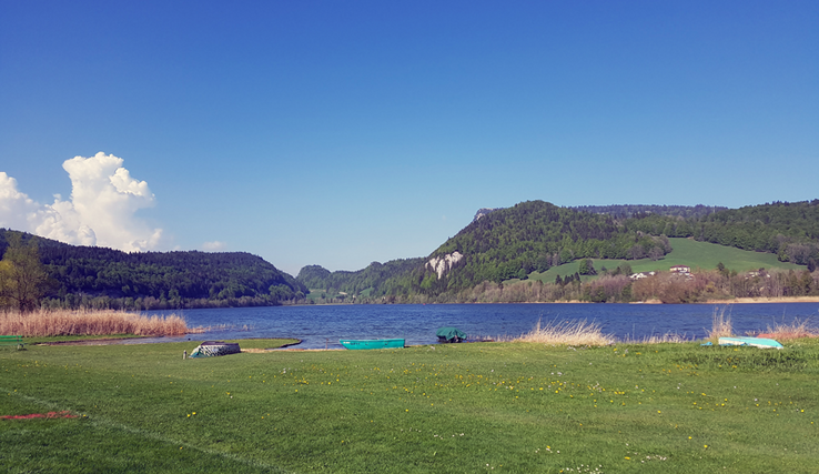 Vue du lac Brenet avec la Dent de Vaulion au fond.