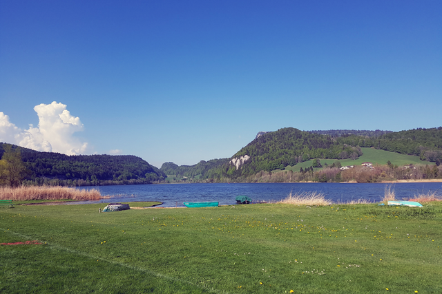Vue du lac Brenet avec la Dent de Vaulion au fond.