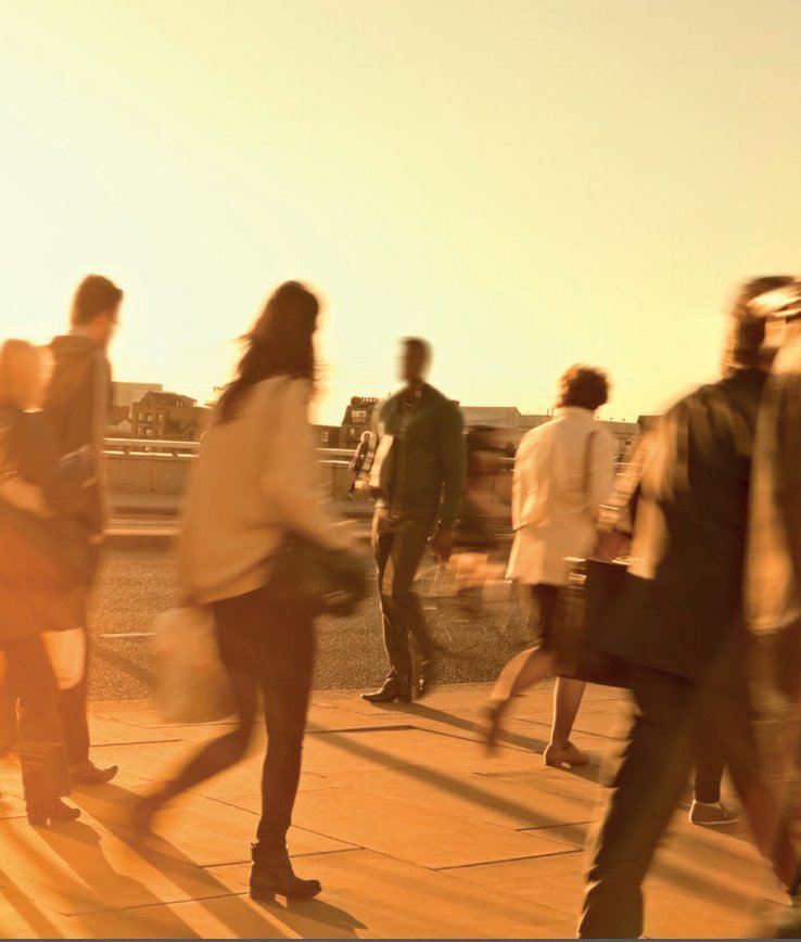 image d'illustration (passants, dans une lumière jaune orange)