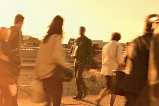 image d'illustration (passants, dans une lumière jaune orange)