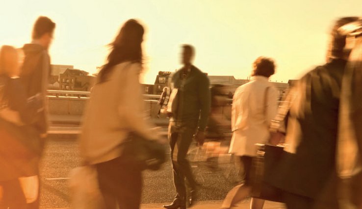 image d'illustration (passants, dans une lumière jaune orange)