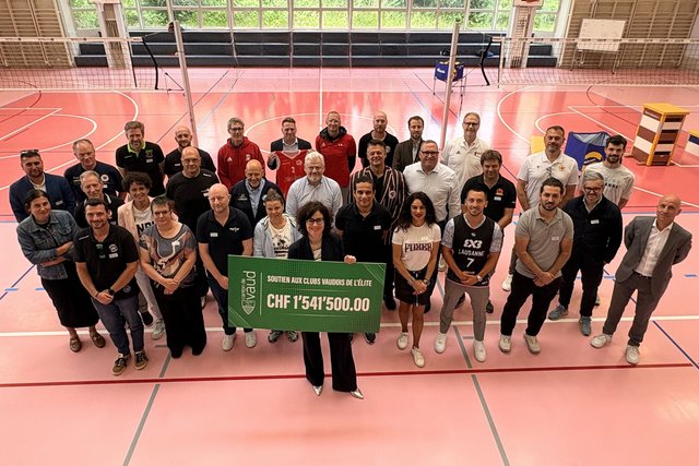 Christelle Luisier porte un faux chèque de taille monumnentale pour manifester le soutien financier au sport d'élite