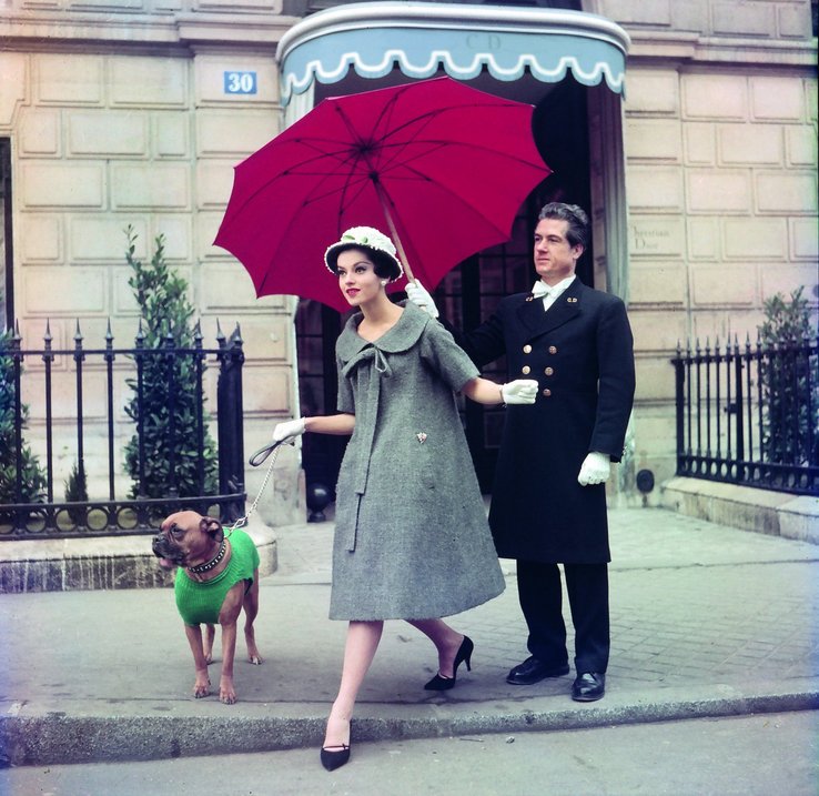 Photographie de Sabine Weiss. La mannequin Svetlana Lloyd en robe trapèze pour Dior, Paris, France 1958. Collection Photo Elysée