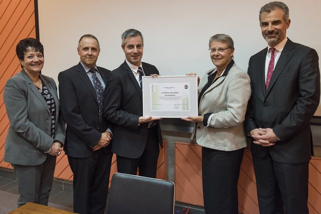 Les personnages posent en tenant le diplôme officiel.