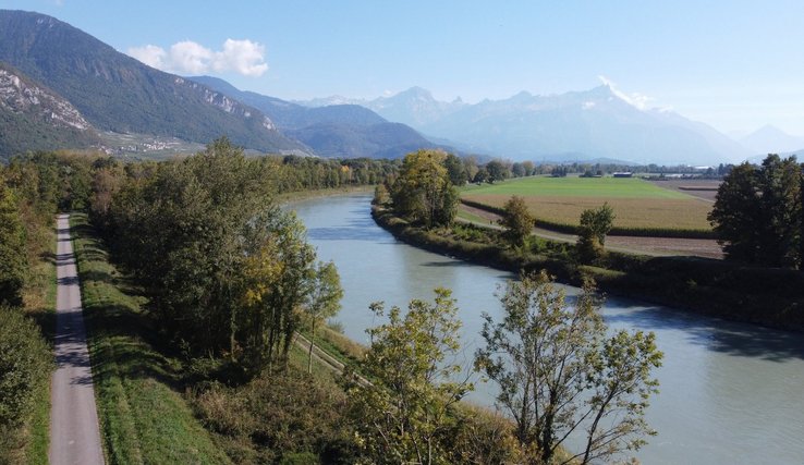 Situé en rive droite du Rhône sur le territoire d’Yvorne, le secteur des Iles des Clous présente des enjeux autant de protection contre les crues que de biodiversité, le projet prochainement mis à l’enquête prévoit différents aménagements du cours d’eau. 📷 Luca Rechsteiner / Videoprod.ch