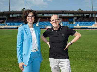 Les deux personnes posent dans le stade de la Pontaise, à Lausanne.