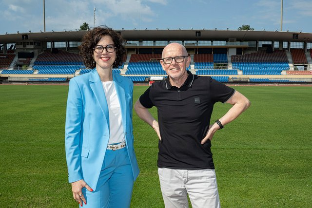 Les deux personnes posent dans le stade de la Pontaise, à Lausanne.