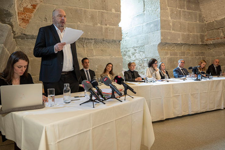 l'expert est debout avec des feuilles en main. Au fond, le Conseil d'Etat, assis.