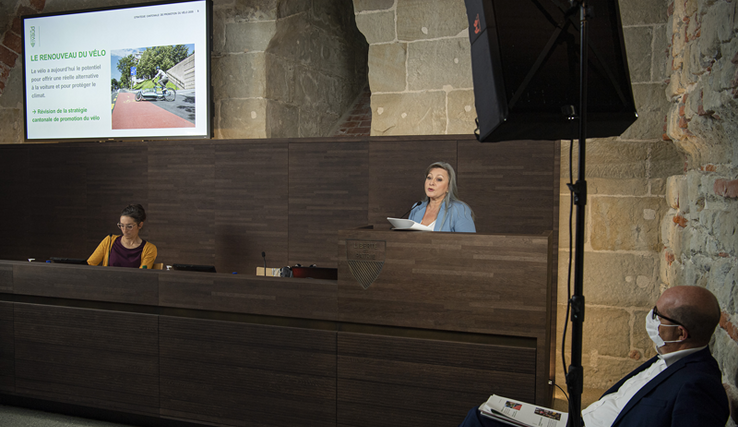 La conseillère d'Etat en conférence de presse dans la salle des médias du château cantonal.