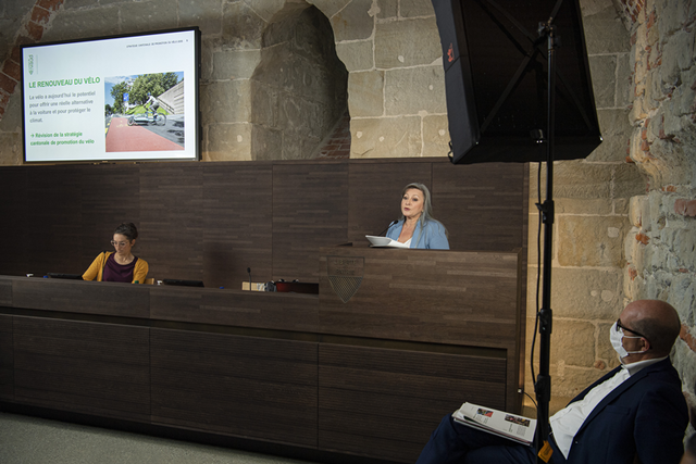 La conseillère d'Etat en conférence de presse dans la salle des médias du château cantonal.
