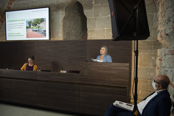 La conseillère d'Etat en conférence de presse dans la salle des médias du château cantonal.