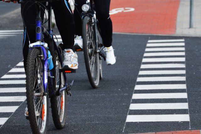 cyclistes sur une piste cyclable balisée en ville